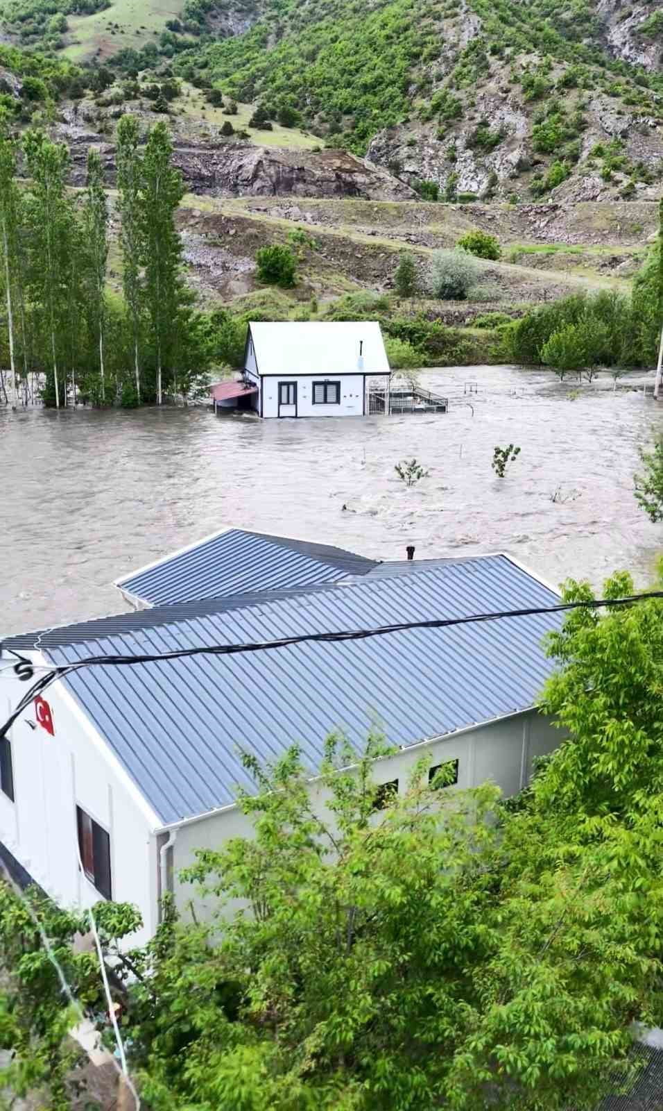 TOKAT’TA TAŞKINDA  MAHSUR KALAN ARAÇ SON ANDA KURTARILDI.