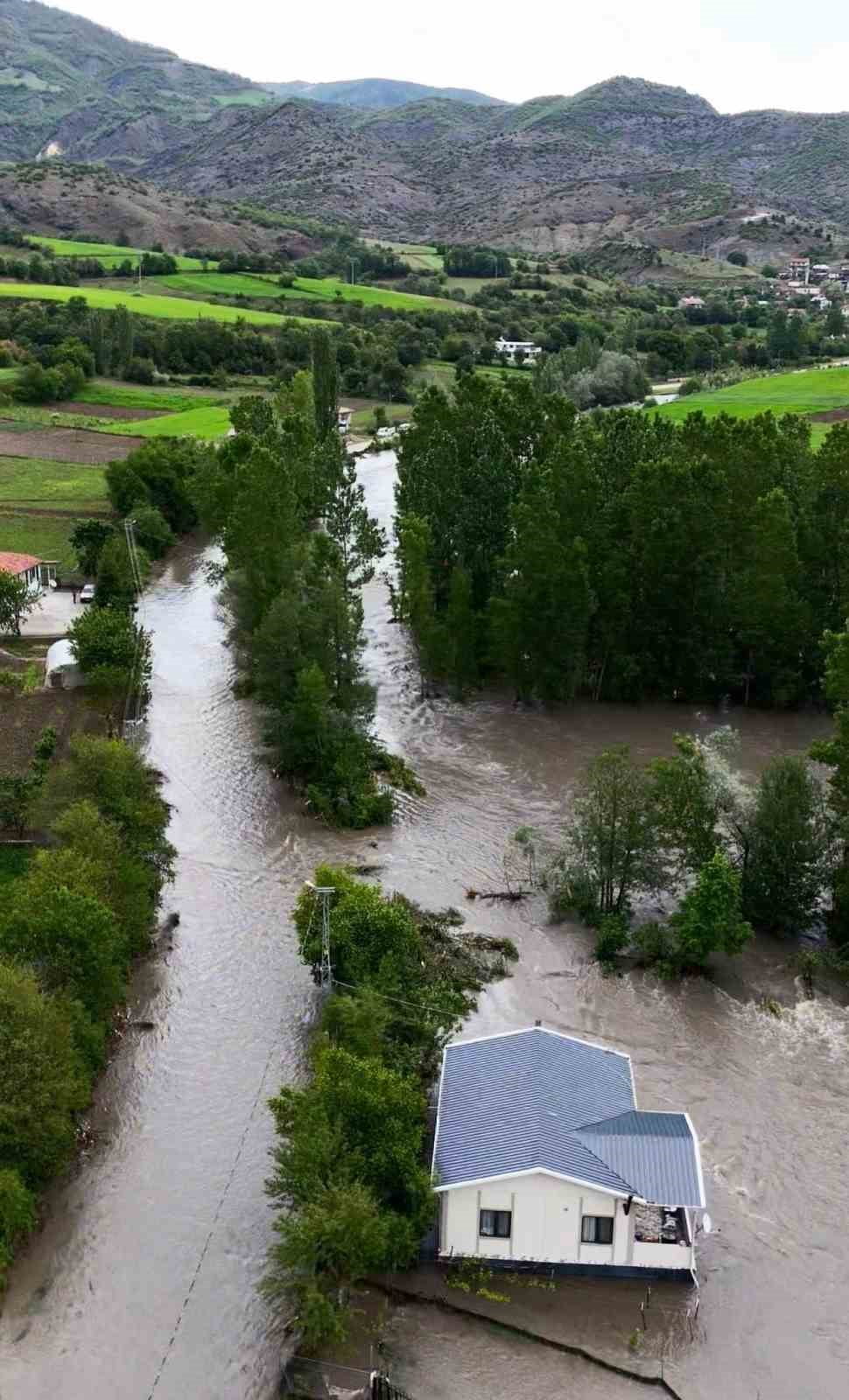 TOKAT’TA TAŞKINDA  MAHSUR KALAN ARAÇ SON ANDA KURTARILDI. TAŞKININ OLDUĞU KÖY DRON İLE...