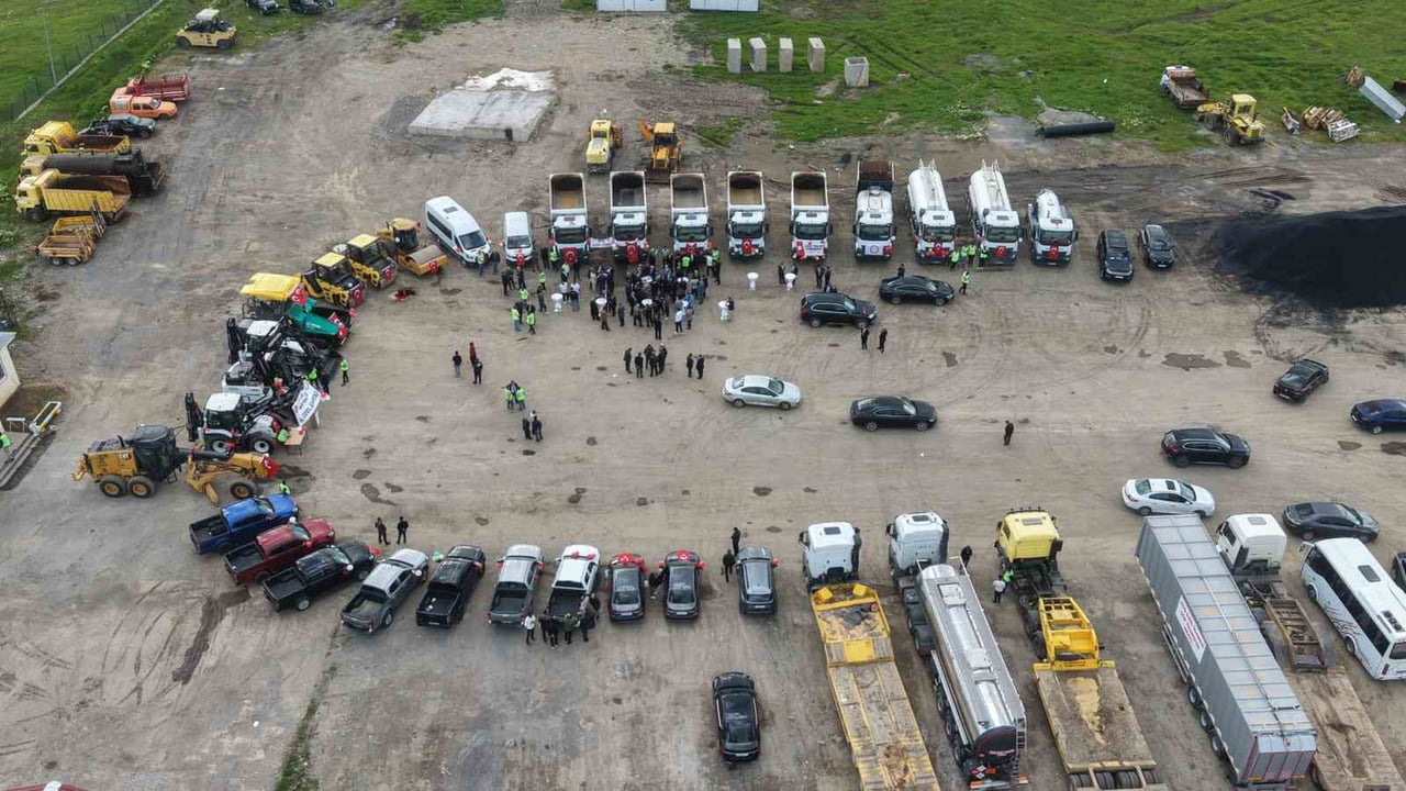 TOPLAM 165 MİLYON TL YATIRIM BEDELİYLE ALINAN 14 HİZMET ARACI VE 26 İŞ MAKİNESİYLE ARAÇ FİLOSU...