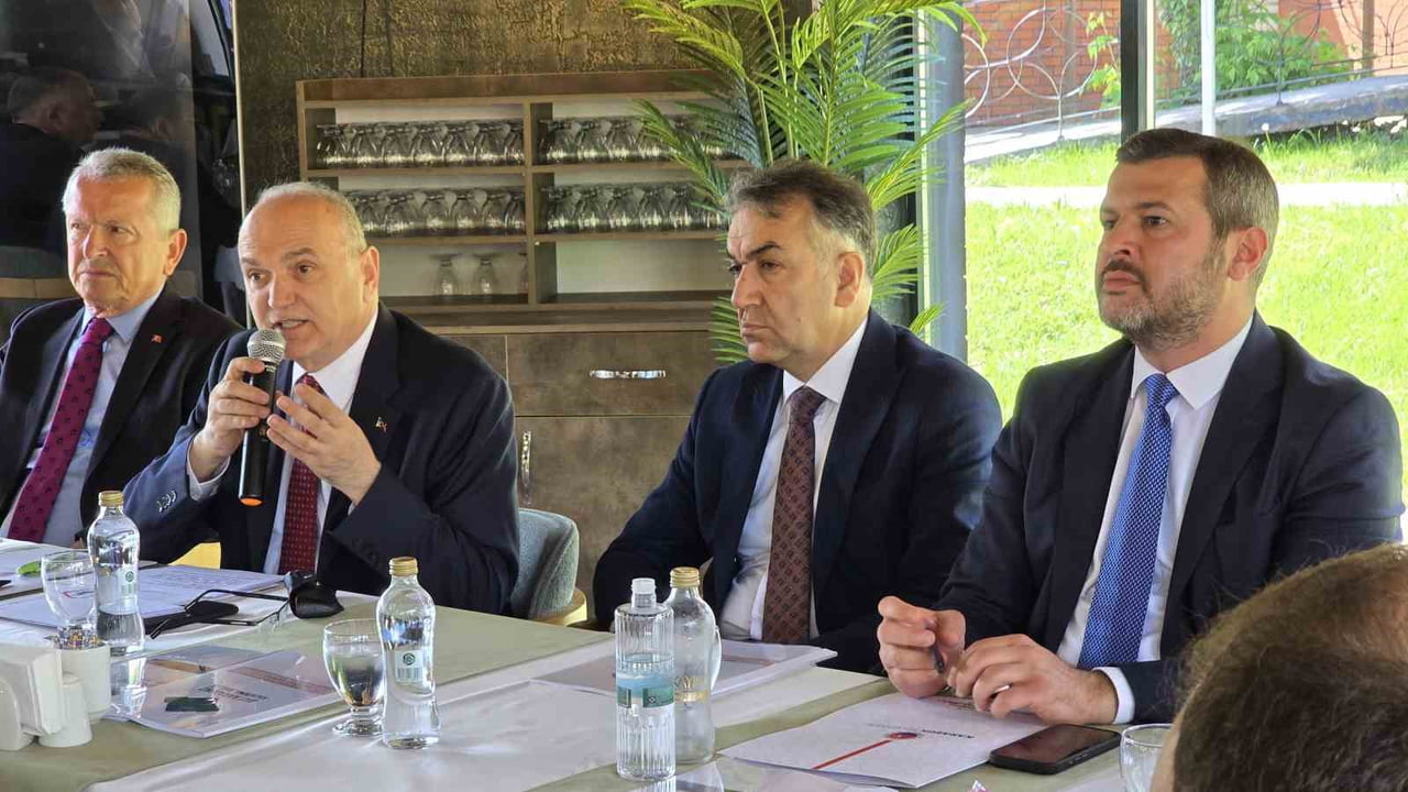 TOPLANTIDA DÜZCE BELEDİYE BAŞKANI DR. FARUK ÖZLÜ KONUŞMA YAPTI