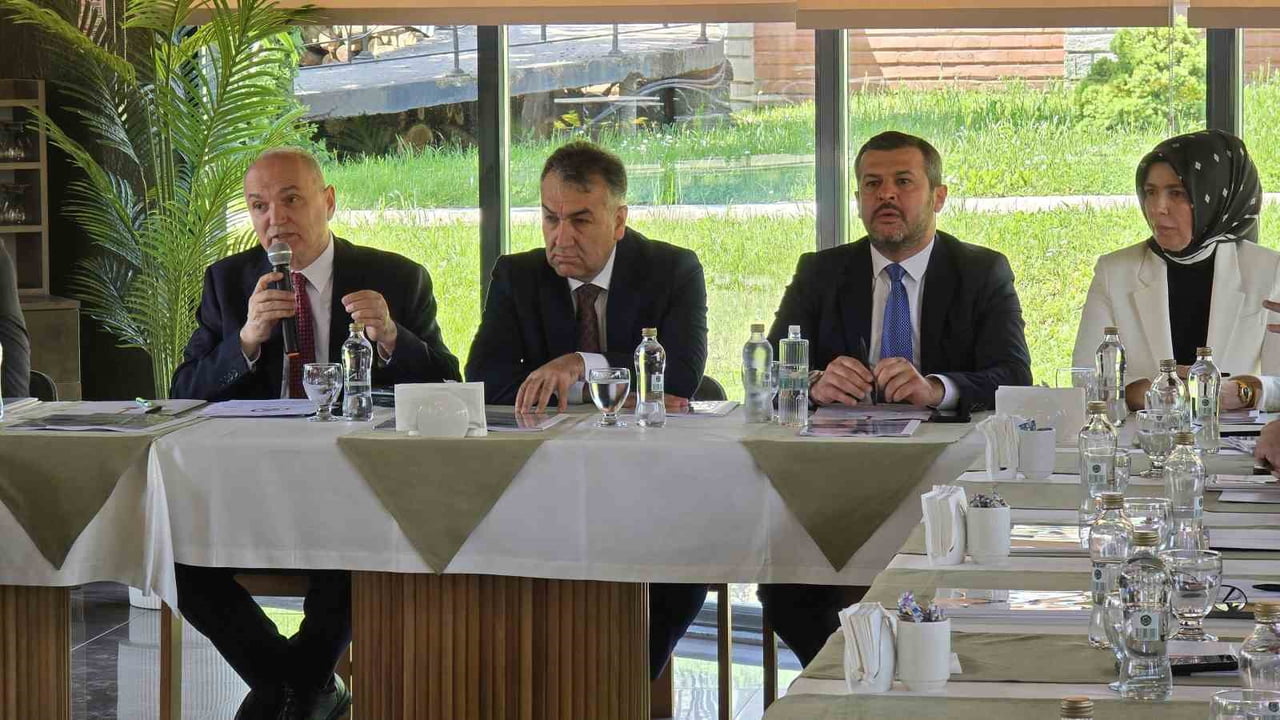 TOPLANTIDA DÜZCE BELEDİYE BAŞKANI DR. FARUK ÖZLÜ (SOLDA) KONUŞMA YAPTI