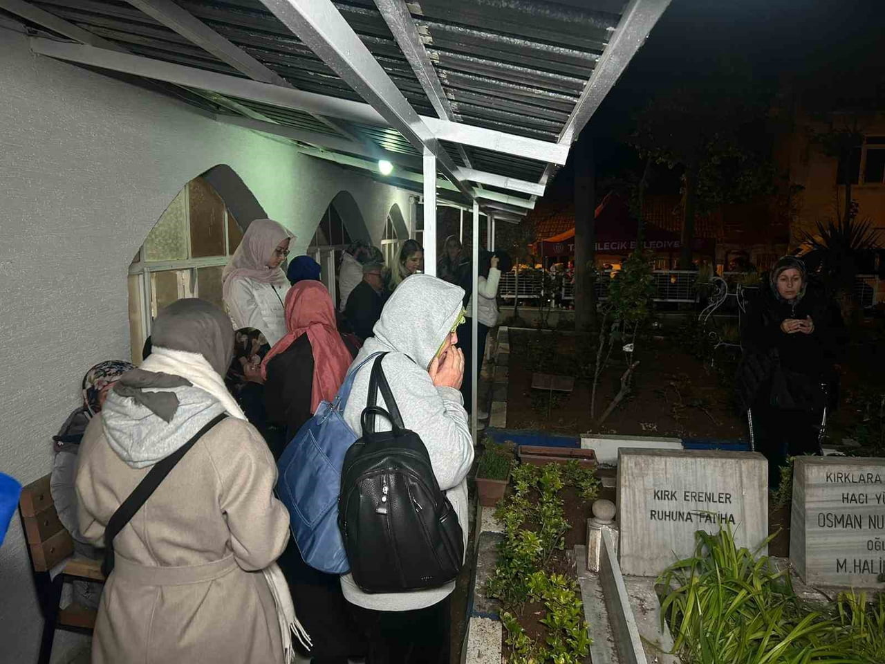 TOPRAĞA TAŞTAN EV VE ARABA RESİMLERİ YAPTILAR, DİLEKLERİNİ KAĞIDA YAZIP TOPRAK ALTINA...