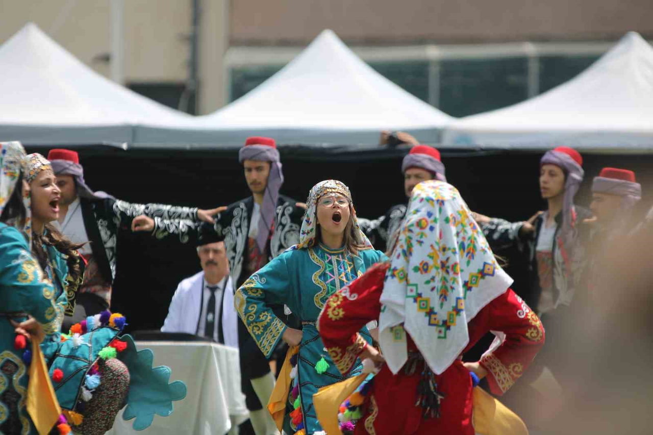 TÖREN JİMNASTİK VE HALK OYUNLARI GÖSTERİLERİ İLE DEVAM ETTİ.
