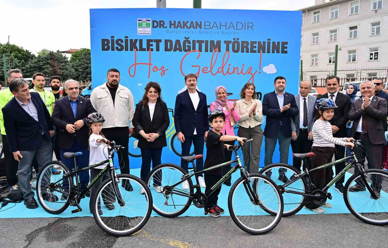 TÖRENDE, KURA İLE BELİRLENEN 200 BAHÇELİEVLERLİ ÇOCUĞA BİSİKLETLERİ TESLİM EDİLDİ.