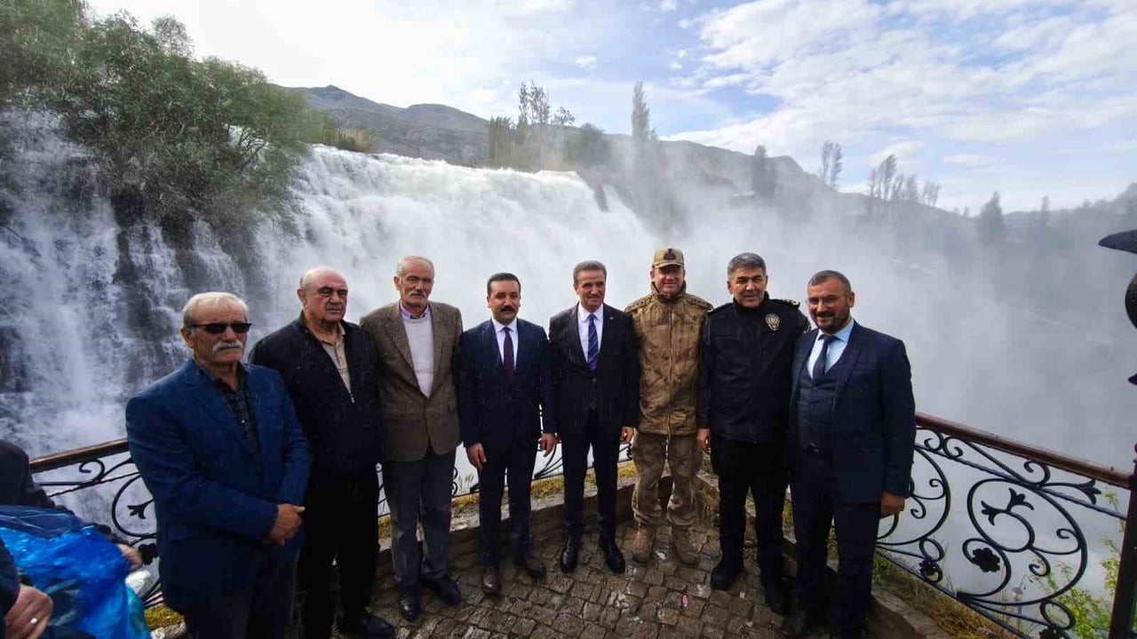 TORTUM ŞELALESİ, BAHAR AYLARINDA ARTAN SU DEBİSİYLE ADETA YENİDEN COŞARKEN, ERZURUM VALİSİ AYDIN...