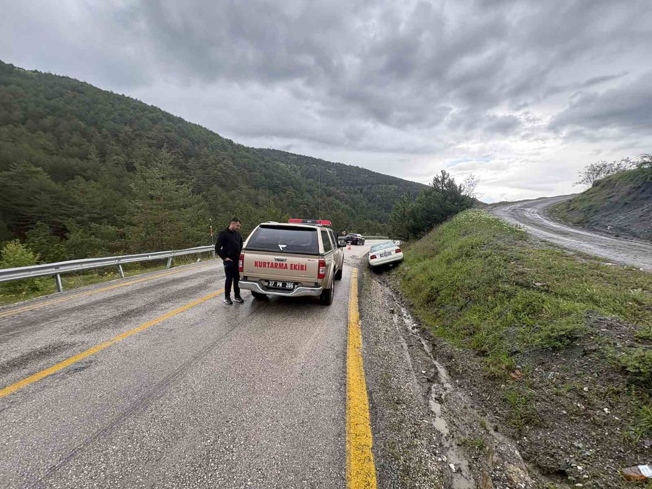 TOSYA İLÇESİNDE KONTROLDEN ÇIKAN OTOMOBİL, ŞARAMPOLE GİRDİ