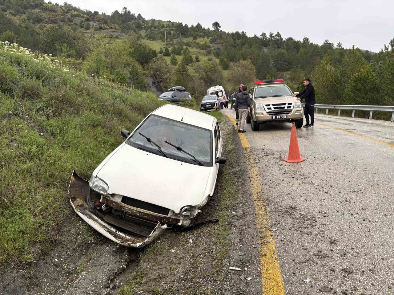 TOSYA İLÇESİNDE KONTROLDEN ÇIKAN OTOMOBİL, ŞARAMPOLE GİRDİ