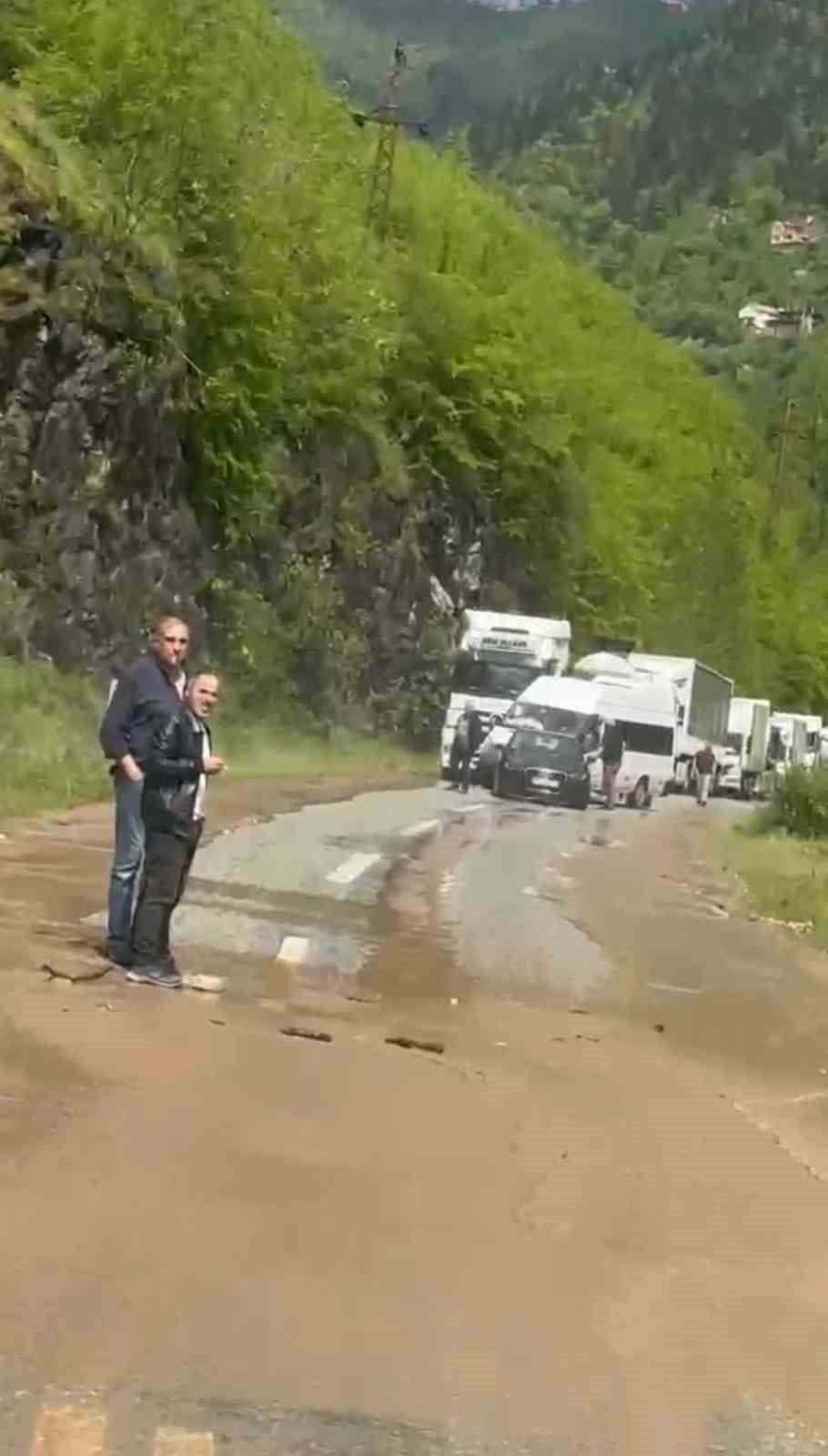TRABZON'UN ARAKLI İLÇESİ KARADERE MEVKİİNDE YOĞUN YAĞMUR YAĞIŞI SONRASI DERELERİN TAŞMASI...