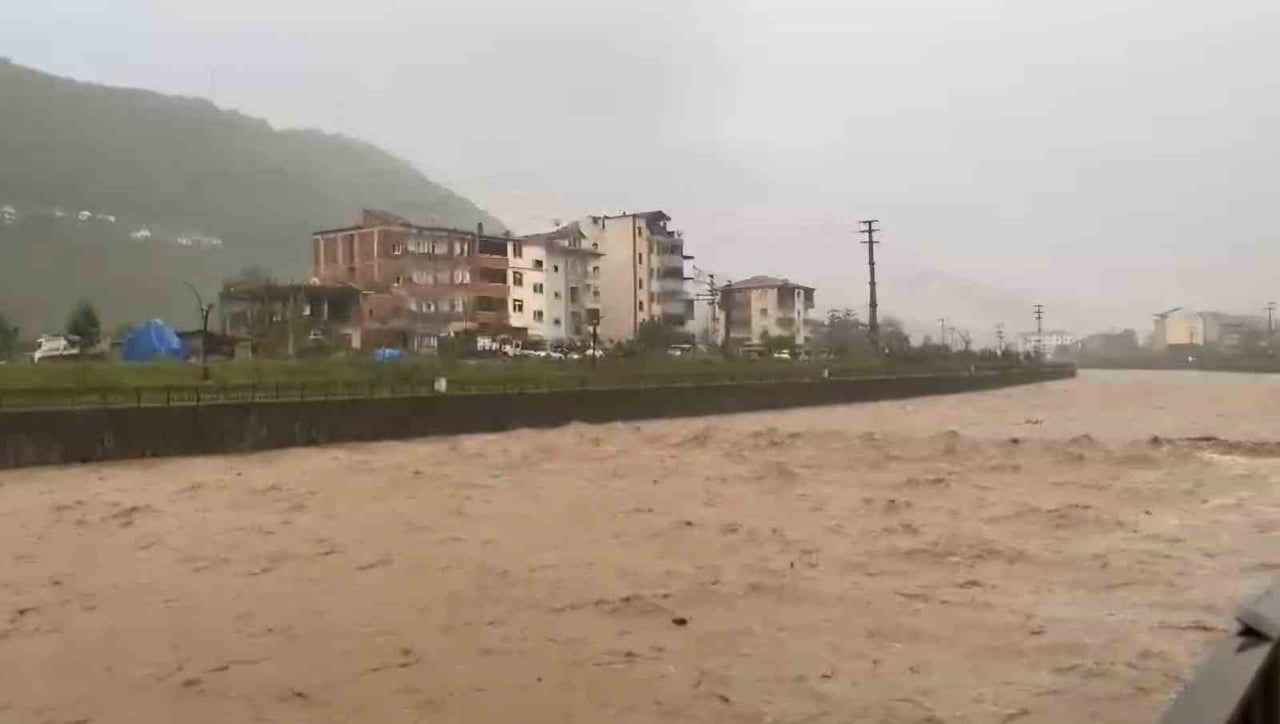 TRABZON'UN ARAKLI İLÇESİNDE ETKİLİ OLAN ŞİDDETLİ  YAĞIŞLAR SEL VE SU BASKINLARINA NEDEN OLDU....