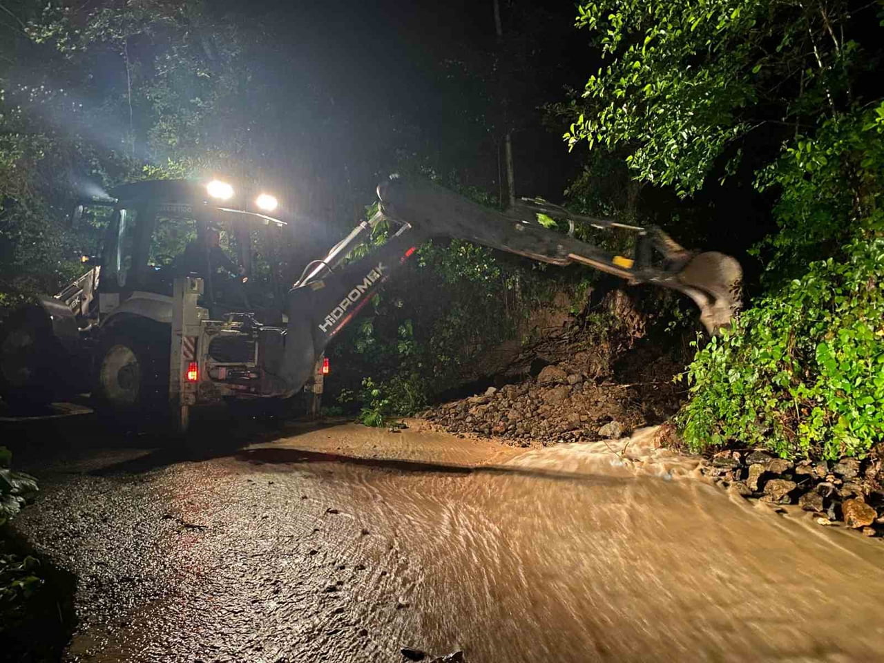 TRABZON'UN ARAKLI İLÇESİNDE ETKİLİ OLAN YOĞUN YAĞIŞ SONRASI GELEN İHBARLARA EKİPLERANINDA MÜDAHALE...