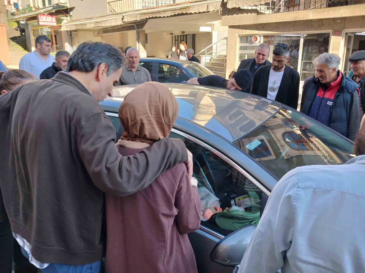 TRABZON'UN ORTAHİSAR İLÇESİNDE OTOMOBİLİNİN İÇİNDE ANAHTARINI UNUTAN TALİHSİZ BİR ANNE, KAPILARIN...