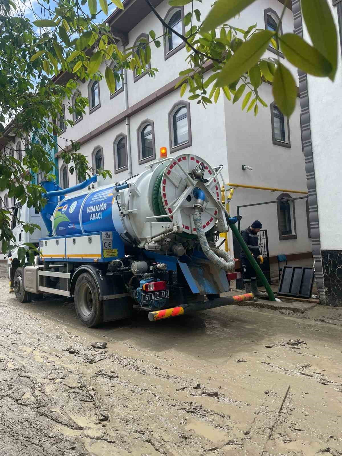 TRABZON BÜYÜKŞEHİR BELEDİYESİ EKİPLERİ, DÜN MEYDANA GELEN SELDEN ETKİLENEN SAMSUN'UN HAVZA...
