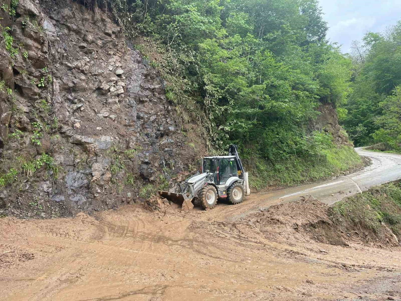 TRABZON’DA DÜN ETKİLİ OLAN SAĞANAK YAĞIŞ SONRASI ARAKLI VE SÜRMENE İLÇELERİNDE MEYDANA GELEN SEL...
