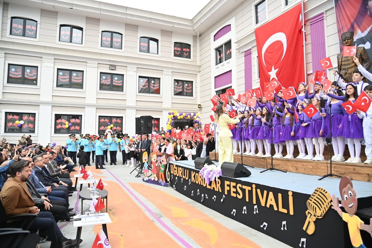 TRABZON’DA EĞİTİM VEREN 19 FARKLI OKULDAN 600 ÖĞRENCİNİN SAHNE ALDIĞI UĞURLU ÇOCUK KOROLARI...