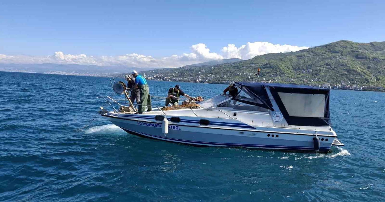 TRABZON’DA KALKAN BALIĞI AV YASAĞI KAPSAMINDA GERÇEKLEŞTİRİLEN DENETİMLERDE YASA DIŞI OLARAK...