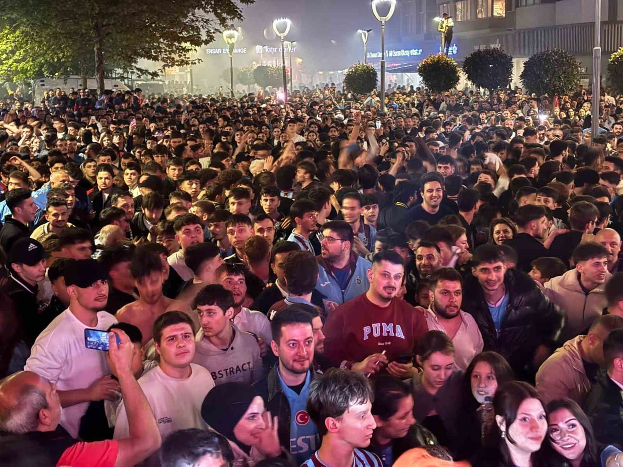 TRABZON ŞEHİR MERKEZİNDE BÜYÜKŞEHİR BELEDİYESİ TARAFINDAN KURULAN DEV EKRANDAN KARŞILAŞMAYI...