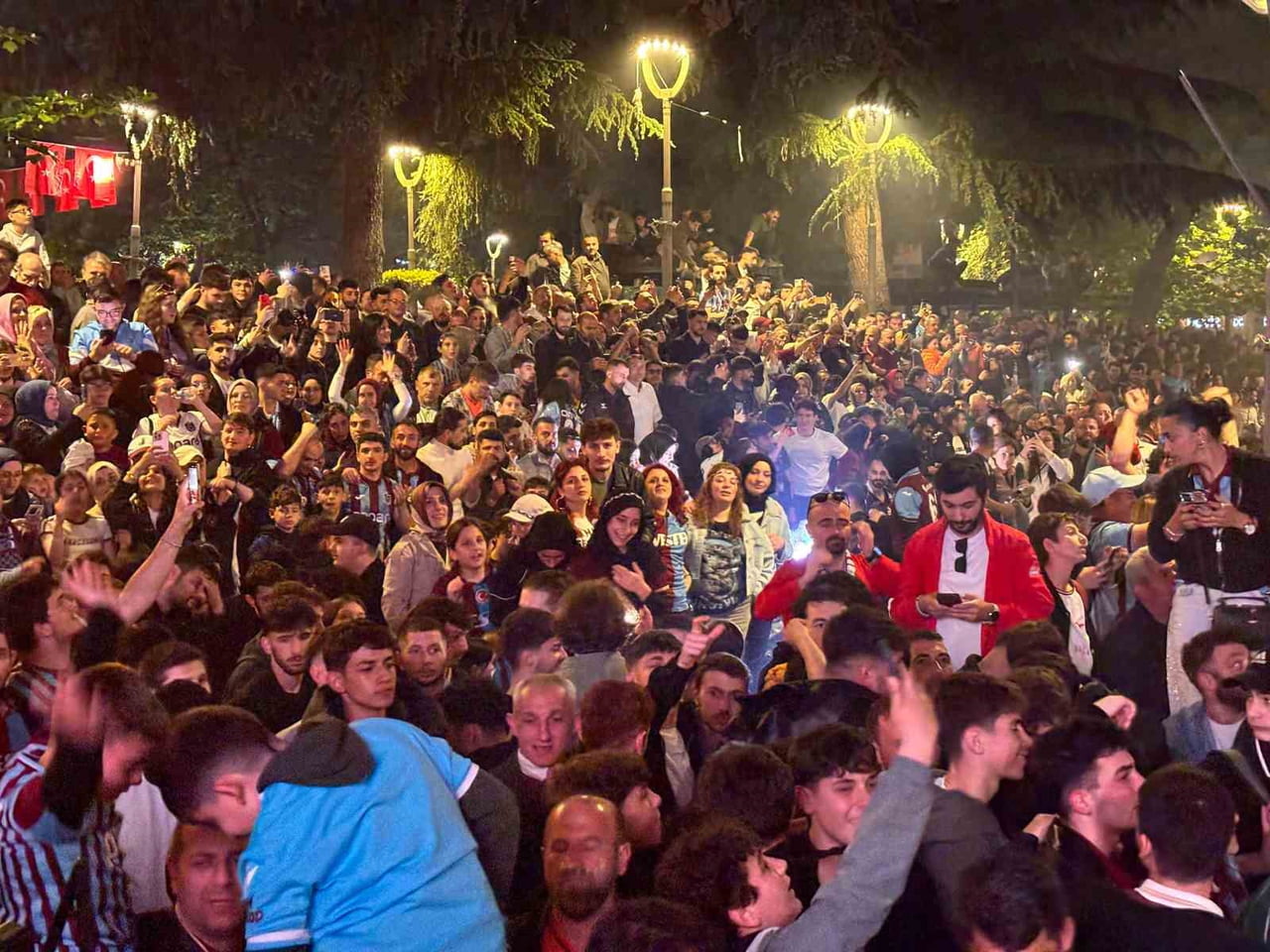 TRABZON ŞEHİR MERKEZİNDE BÜYÜKŞEHİR BELEDİYESİ TARAFINDAN KURULAN DEV EKRANDAN KARŞILAŞMAYI...