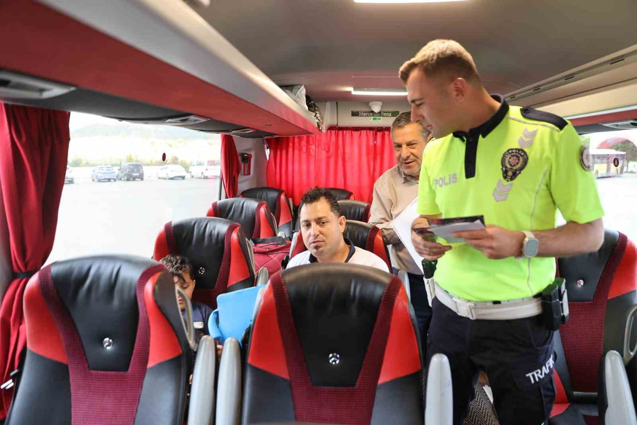 TRAFİK EKİPLERİ, OTOBÜSLERE BİNEREK YOLCULARA EMNİYET KEMERİ KONUSUNDA UYARILARDA BULUNURKEN...