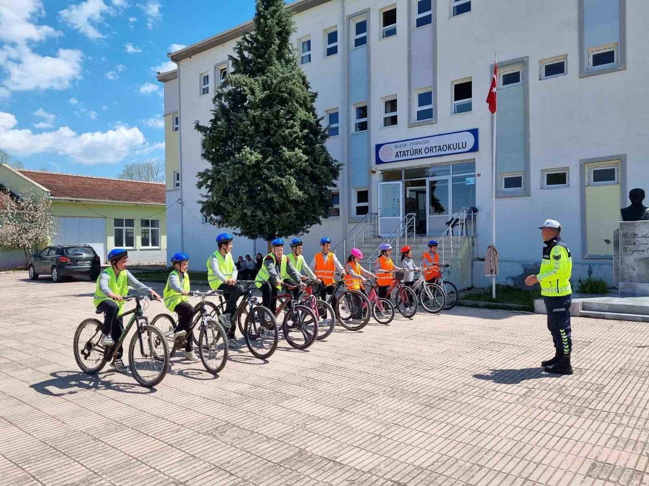 TRAFİK HAFTASINDA ÖĞRENCİLERE UYGULAMALI EĞİTİM