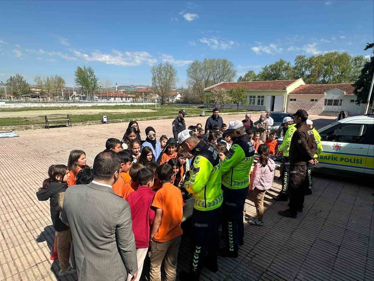 TRAFİK HAFTASINDA ÖĞRENCİLERE UYGULAMALI EĞİTİM