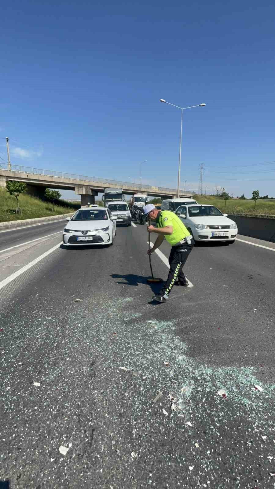 TRAFİK POLİSİNDEN ÖRNEK DAVRANIŞ: SÜRÜCÜLERİN GÜVENLİĞİ İÇİN SÜPÜRGEYLE YOLU...