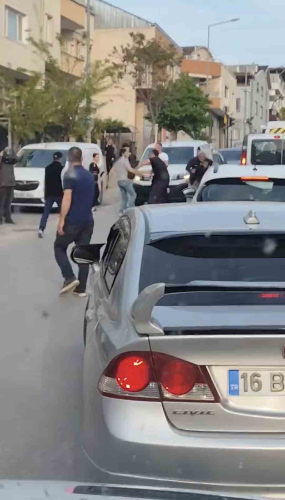 TRAFİKTE DÖNER BIÇAKLI KAVGA KAMERADA