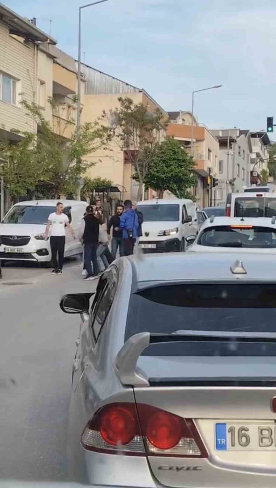 TRAFİKTE DÖNER BIÇAKLI KAVGA KAMERADA