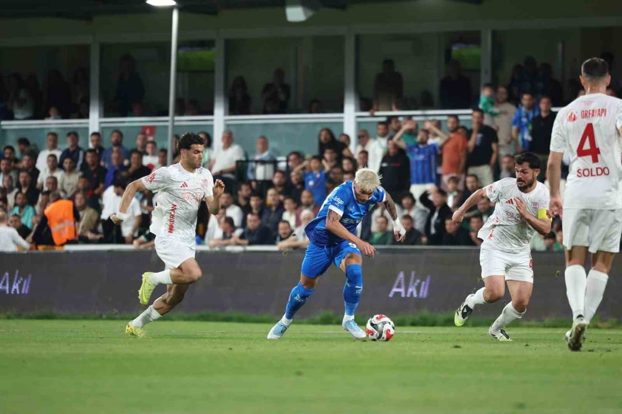 TRENDYOL 1. LİG'İN PLAY-OFF ÇEYREK FİNALİNDE BODRUM FK, SAHASINDA PENDİKSPOR'U 2-0 YENEREK YARI...