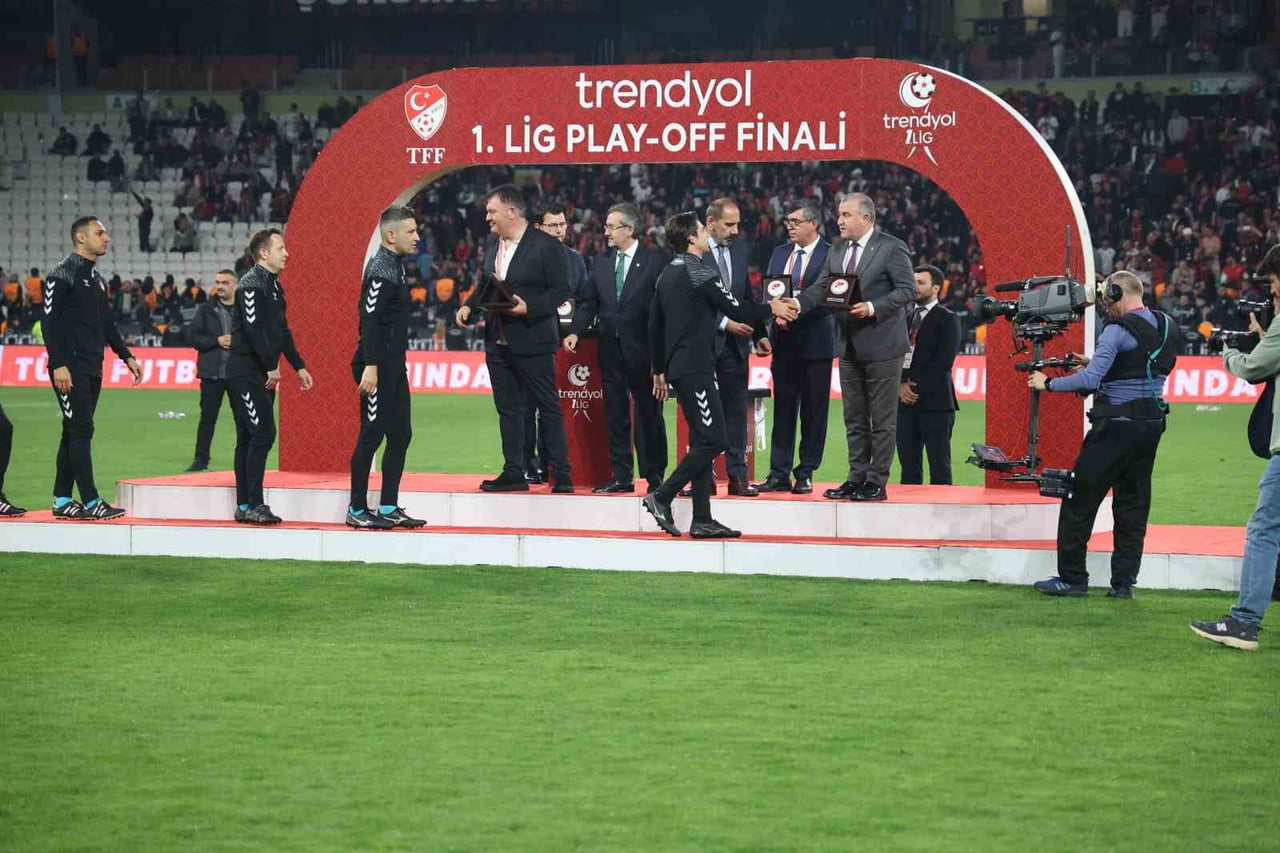 TRENDYOL 1. LİG PLAY-OFF FİNALİNDE KARŞILAŞTIĞI ESENLER EROKSPOR'U 2-0 MAĞLUP EDEREK TARİHİNDE İLK...