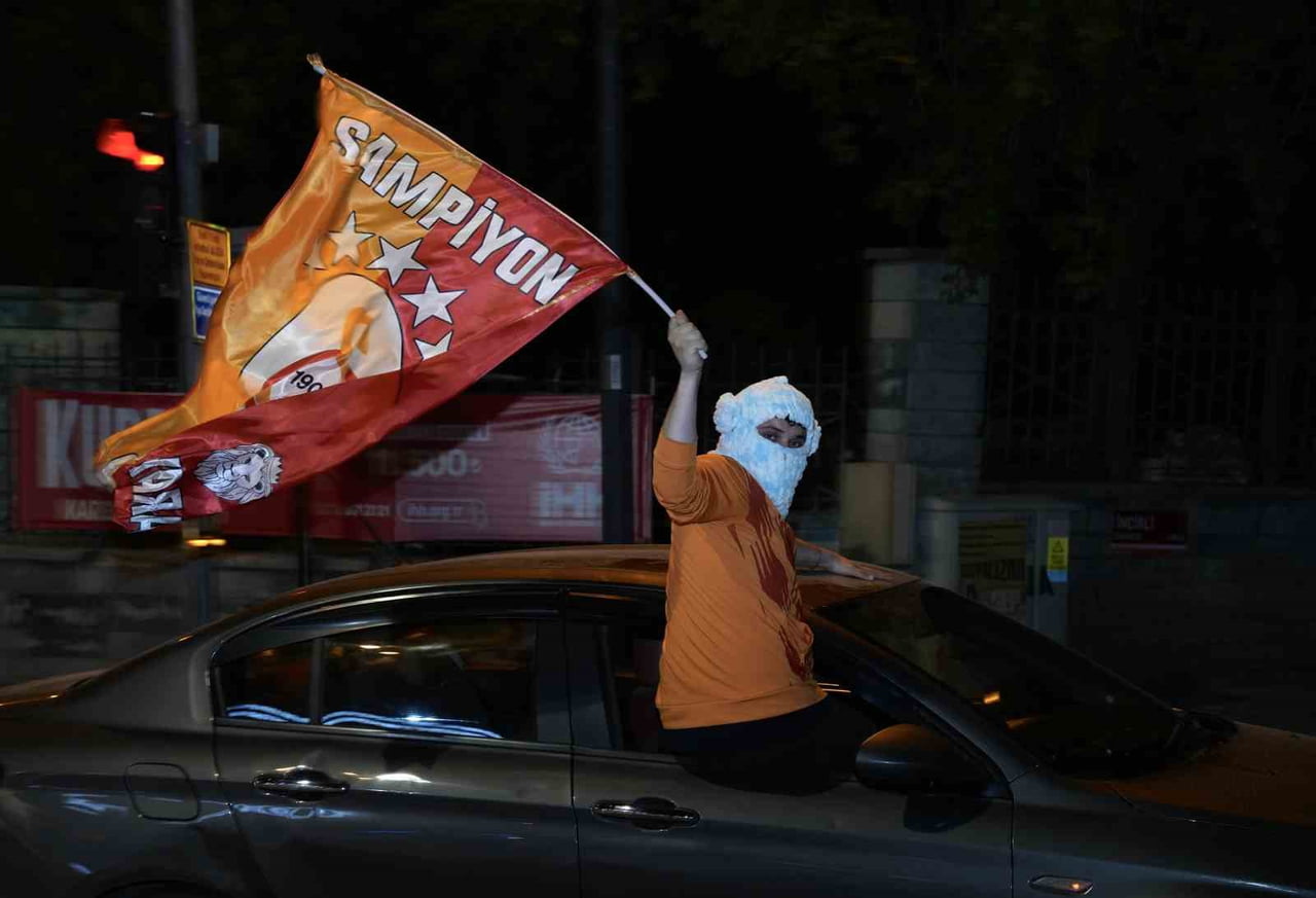 TRENDYOL SÜPER LİG'DE ÜST ÜSTE 4, TOPLAMDA DA 26. KEZ ŞAMPİYONLUĞU ELDE EDEN GALATASARAY TARAFTARI...