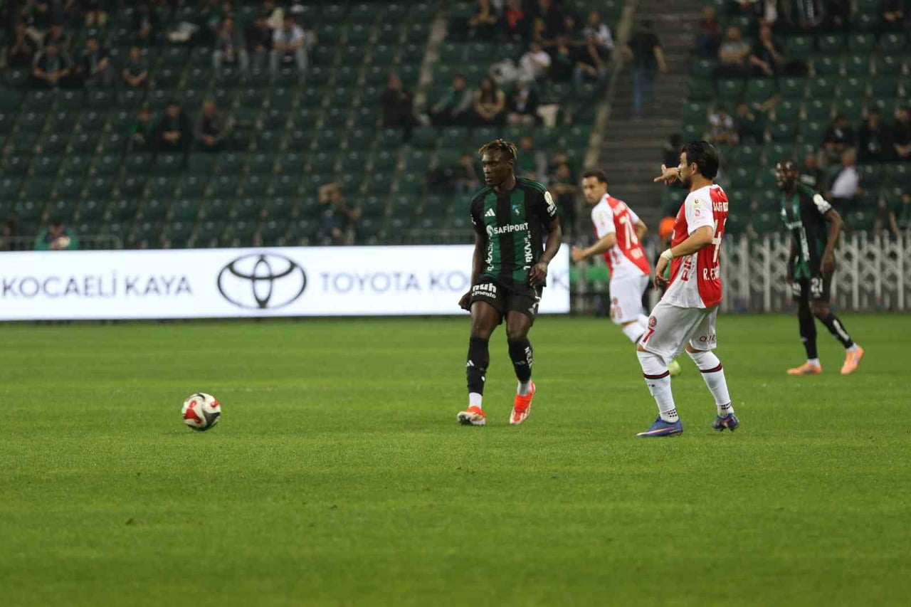 TRENDYOL SÜPER LİG'İN 33. HAFTASINDA KOCAELİSPOR, SAHASINDA FATİH KARAGÜMRÜK İLE KARŞILAŞIYOR....