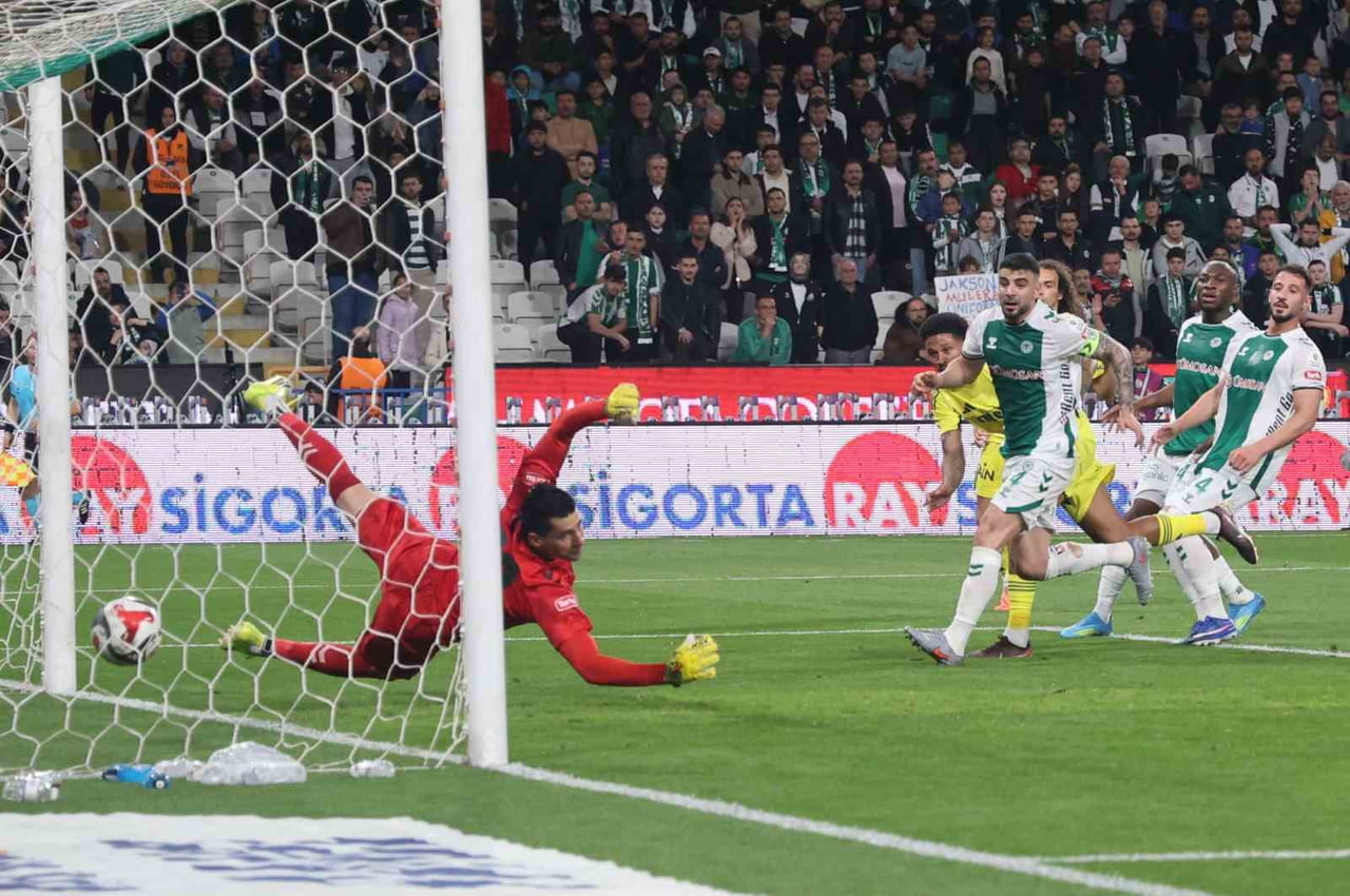 TRENDYOL SÜPER LİG'İN 33. HAFTASINDA KONYASPOR, SAHASINDA FENERBAHÇE İLE KARŞILAŞIYOR. MÜSABAKANIN...