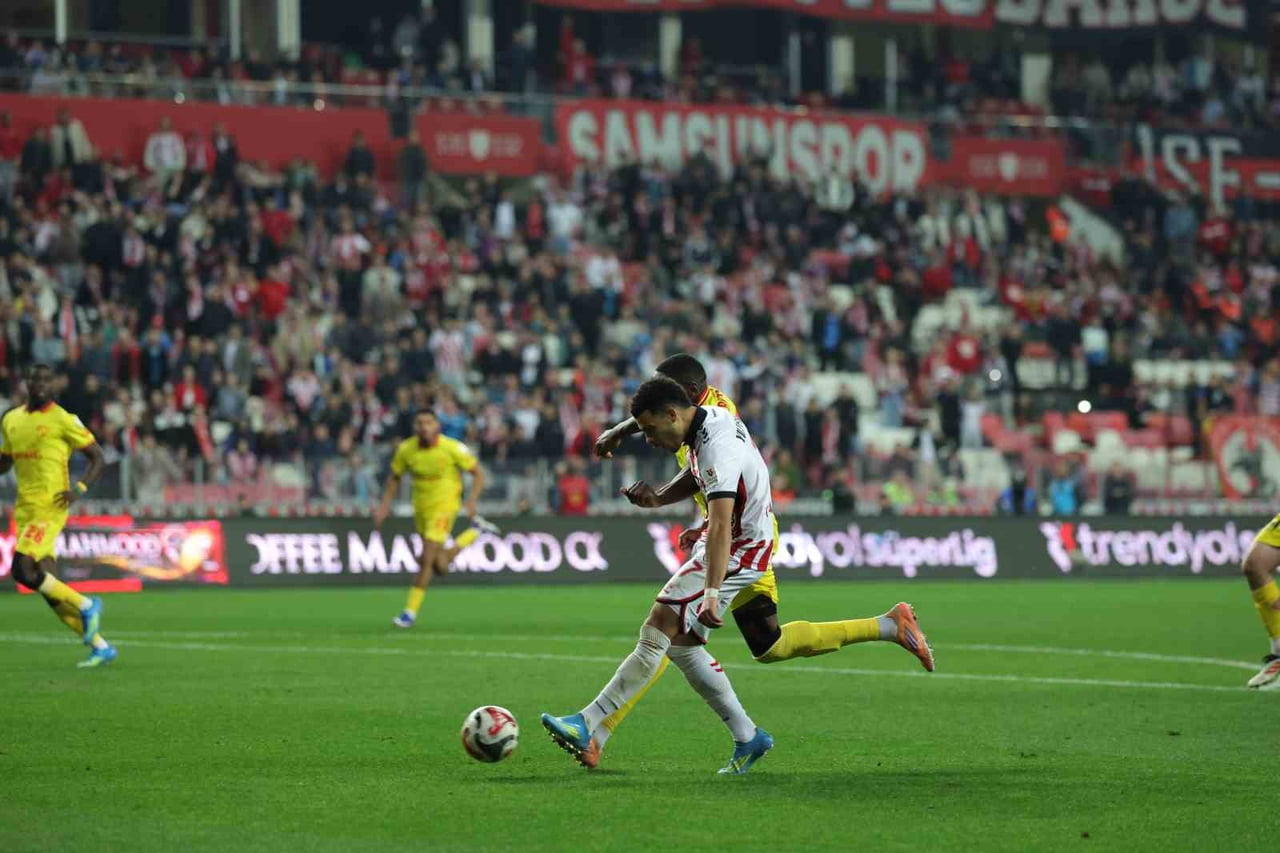 TRENDYOL SÜPER LİG'İN 34. HAFTASINDA SAMSUNSPOR EVİNDE GÖZTEPE'Yİ 3-0 YENEREK SEZONU 51 PUANLA 7....