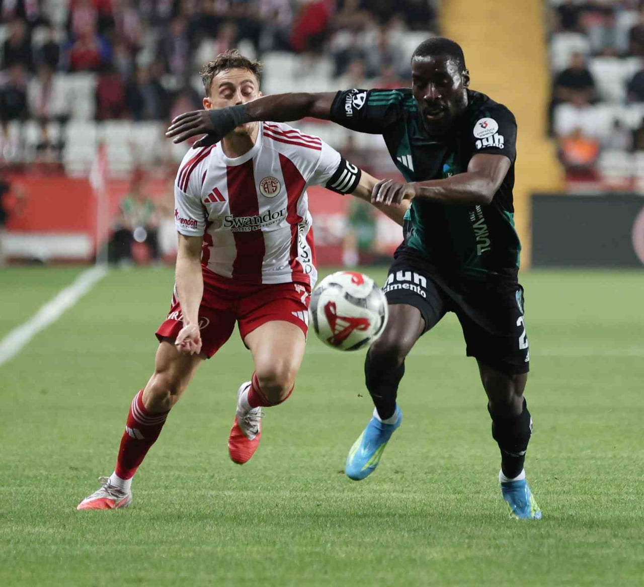 TRENDYOL SÜPER LİG'İN 34. VE SON HAFTASINDA ANTALYASPOR, SAHASINDA KOCAELİSPOR İLE KARŞILAŞIYOR....