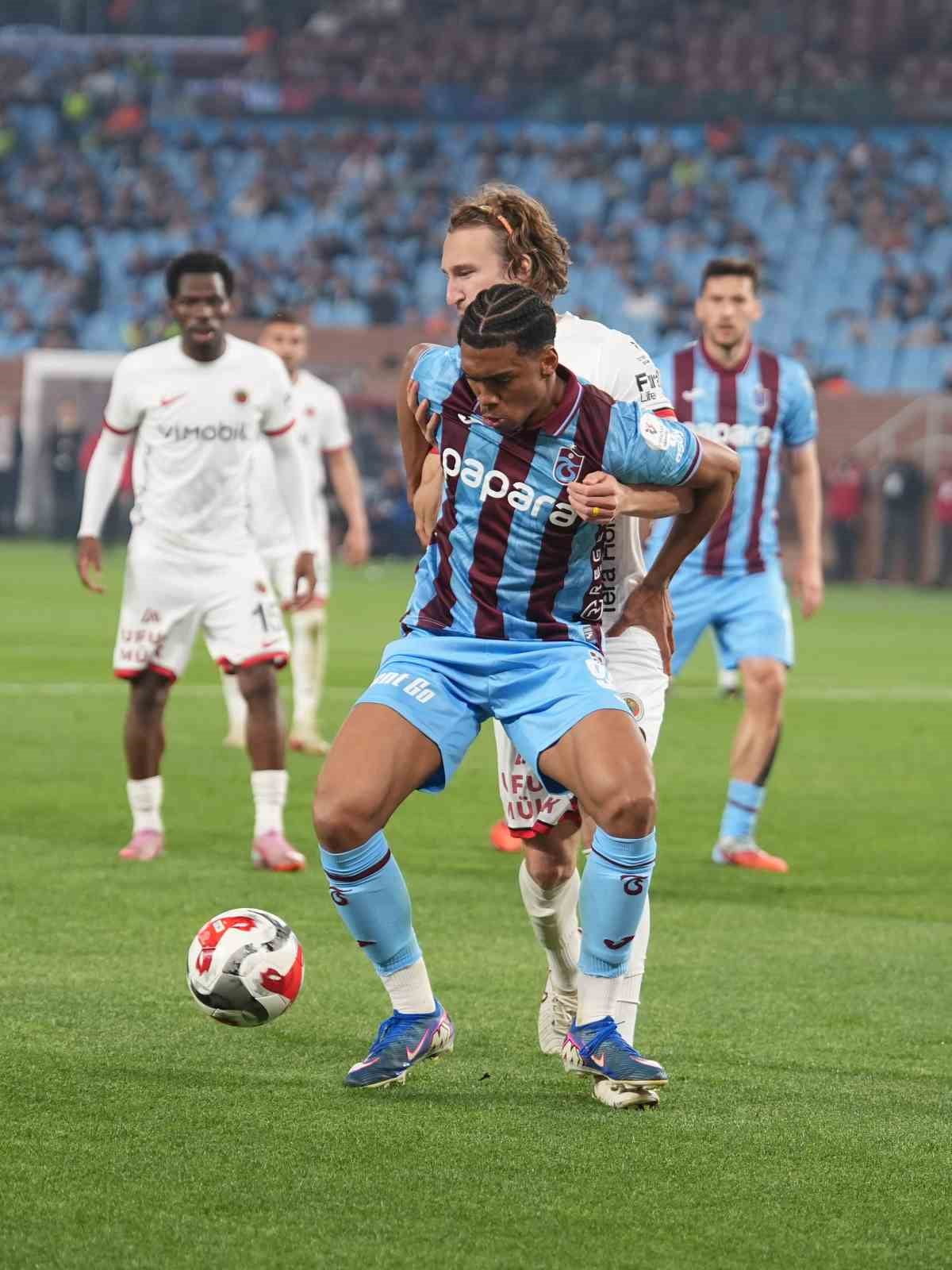 TRENDYOL SÜPER LİG'İN SON HAFTASINDA TRABZONSPOR SAHASINDA GENÇLERBİRLİĞİ'NE 3-0 MAĞLUP...