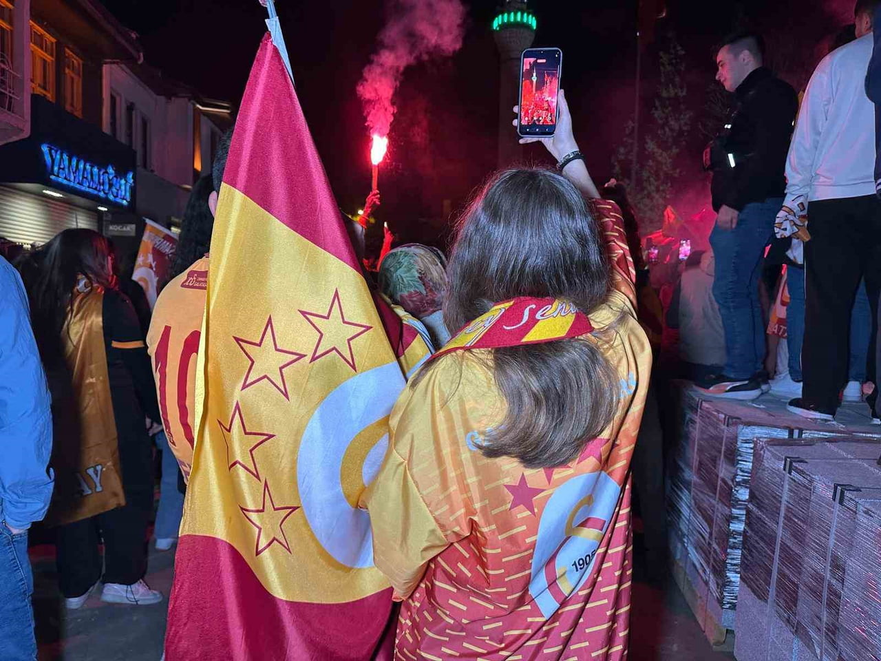 TRENDYOL SÜPER LİG’İN 33. HAFTASINDA GALATASARAY, KONUK ETTİĞİ ANTALYASPOR’U 4-2 YENEREK BİTİME 1...