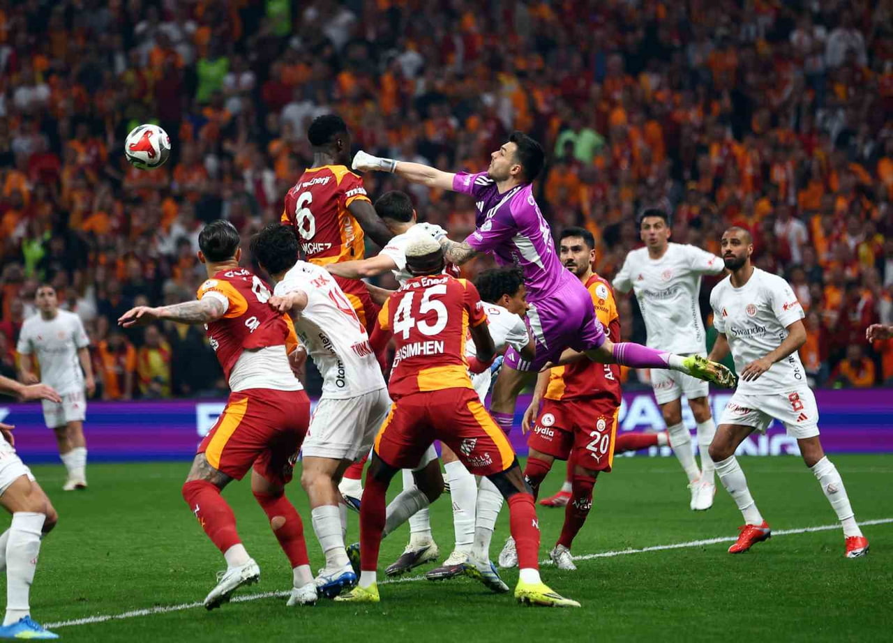 TRENDYOL SÜPER LİG’İN 33. HAFTASINDA GALATASARAY, SAHASINDA ANTALYASPOR İLE KARŞILAŞIYOR....