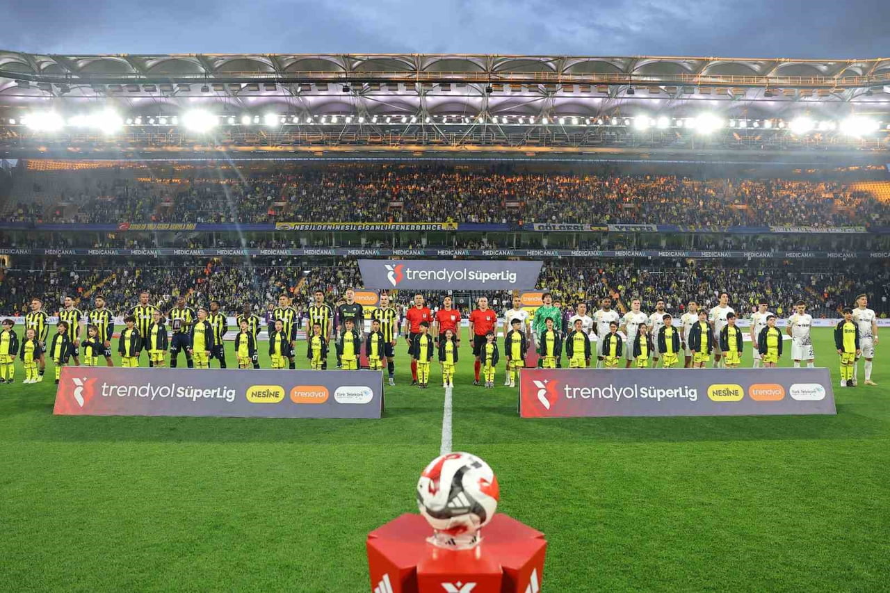 TRENDYOL SÜPER LİG’İN 34. VE SON HAFTASINDA FENERBAHÇE, SAHASINDA EYÜPSPOR İLE KARŞILAŞIYOR....