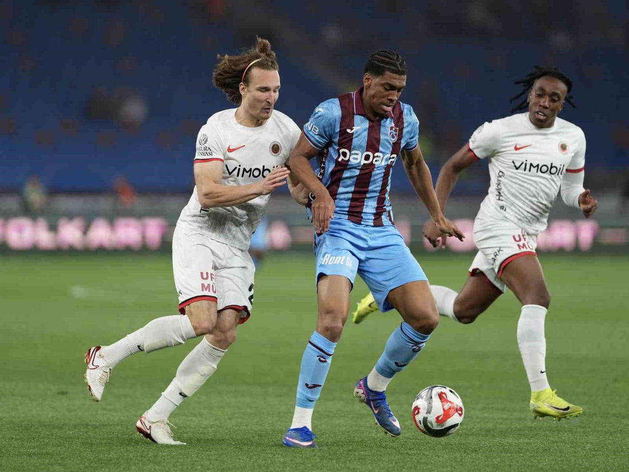 TRENDYOL SÜPER LİG’İN SON HAFTASINDA TRABZONSPOR, SAHASINDA GENÇLERBİRLİĞİ İLE KARŞILAŞIYOR....