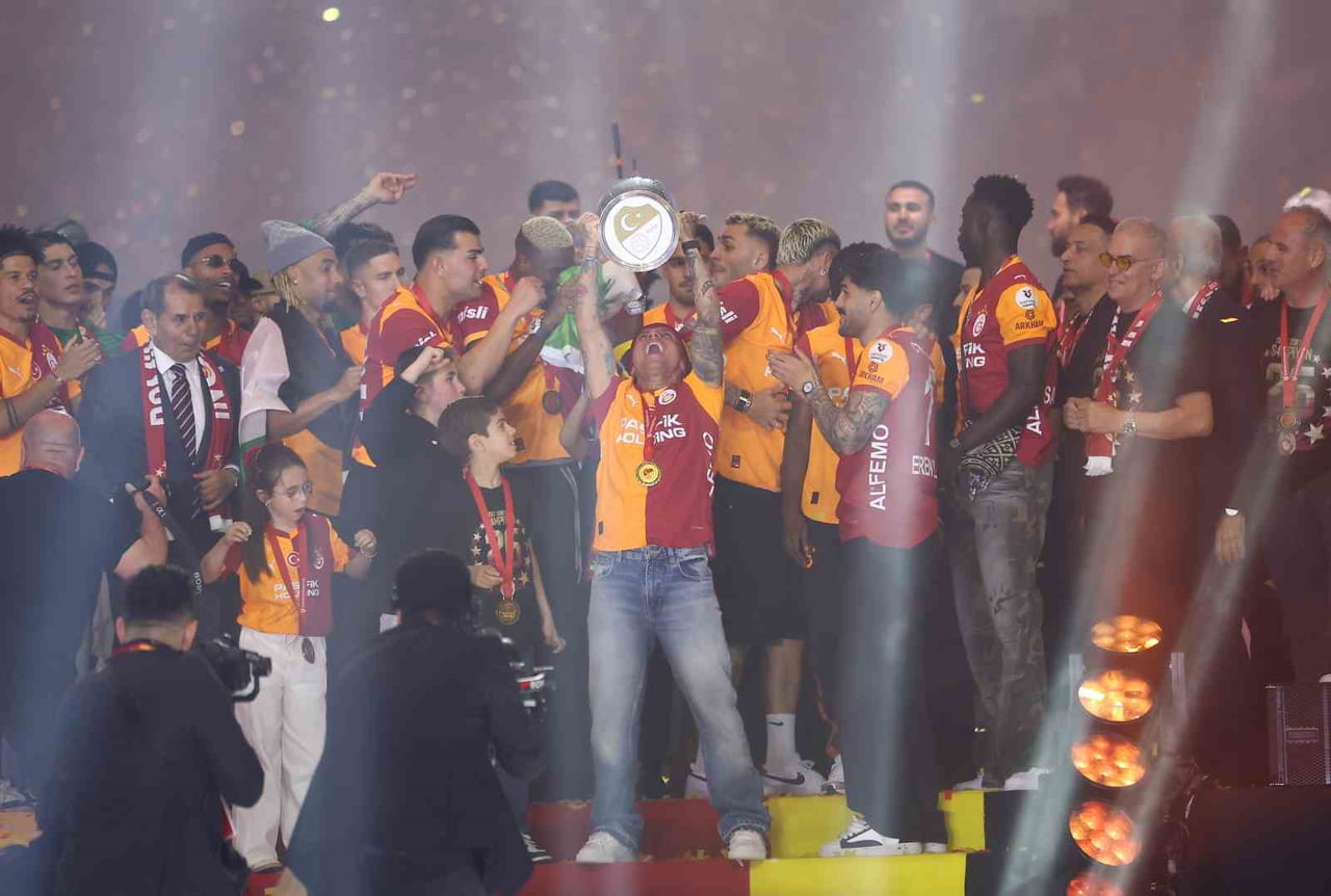 TRENDYOL SÜPER LİG ŞAMPİYONU GALATASARAY, STADYUMDA DÜZENLENEN TÖRENLE KUPASINI ALDI.