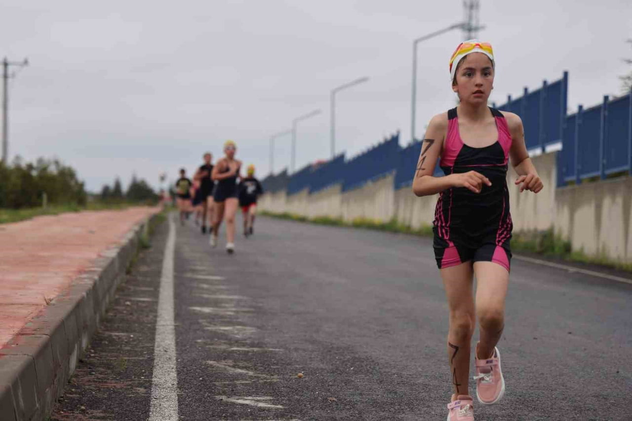 TRİATHLON 7. BÖLGE 1. TUR AQUATHLON YARIŞLARI NİĞDE’DE GERÇEKLEŞTİRİLDİ.
