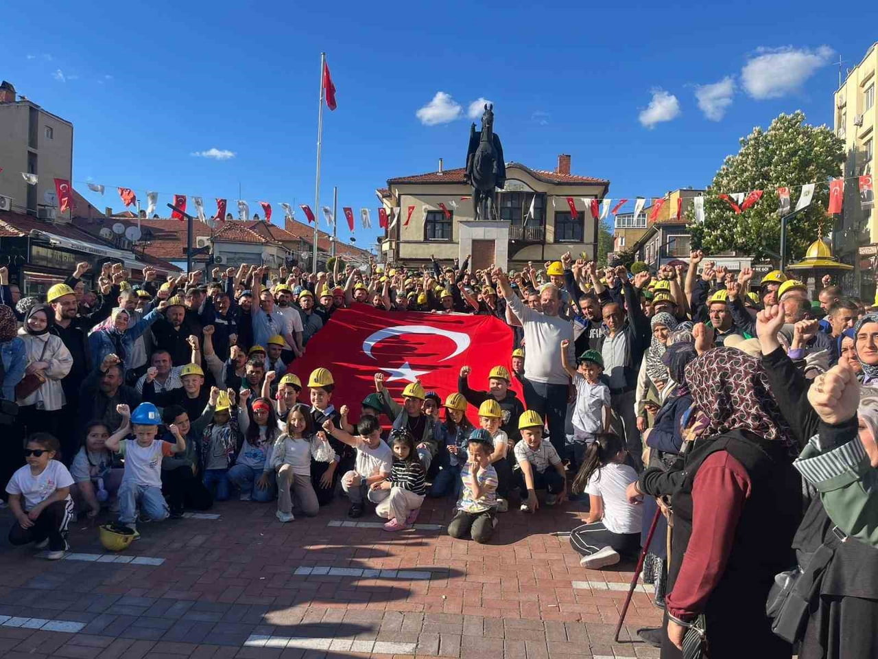 TUNÇBİLEK BELDESİNDE FAALİYET GÖSTEREN EGETAŞ KÖMÜR İŞLETMESİ ÇALIŞANLARI, TOPLU İŞ SÖZLEŞMESİNDEN...