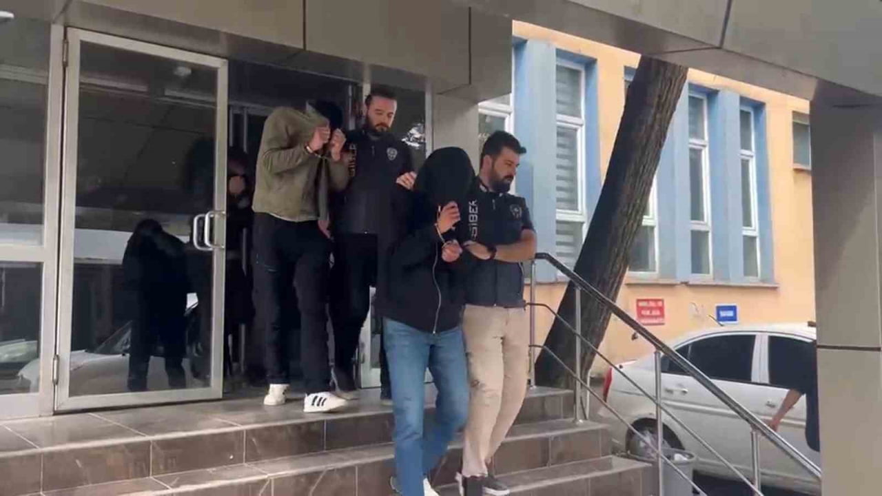 TUNCELİ'DE POLİS EKİPLERİNCE YASA DIŞI BAHİS SUÇLARINA YÖNELİK YÜRÜTÜLEN OPERASYONDA 3 ŞÜPHELİ...