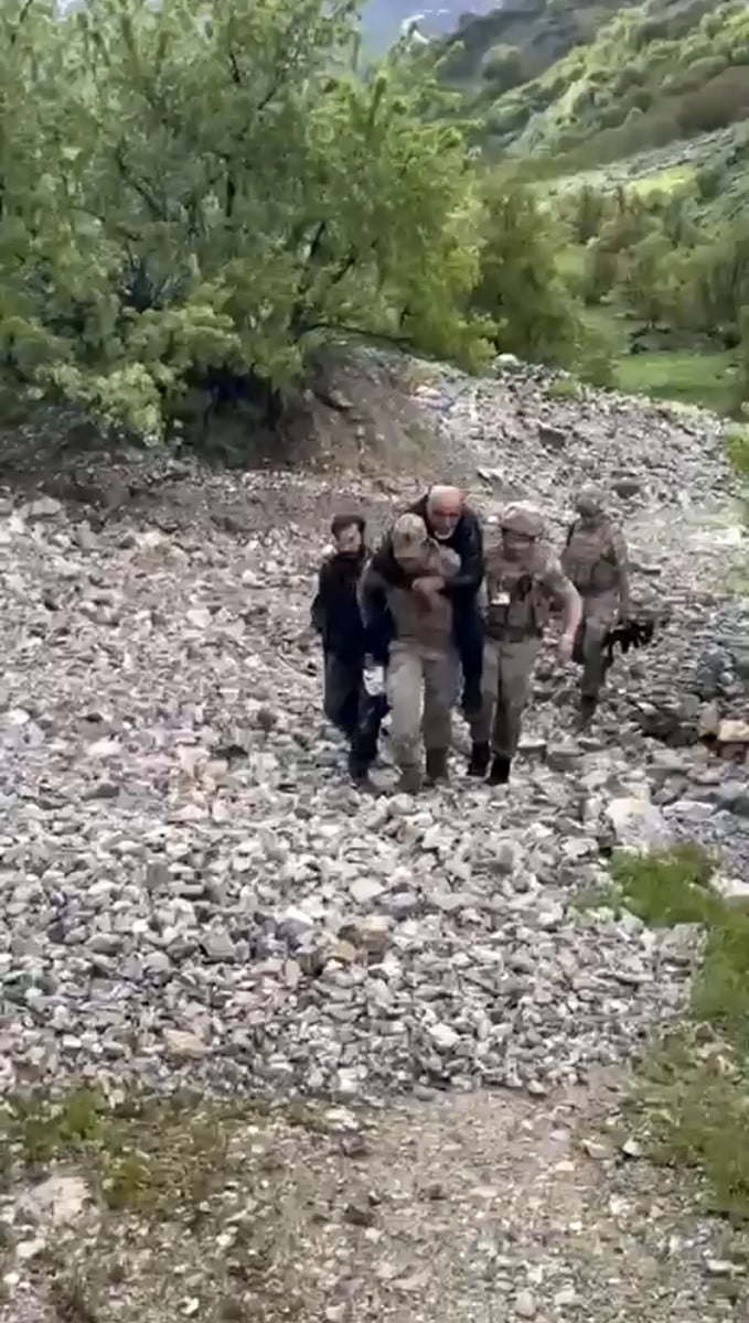 TUNCELİ’DE AYAĞINI BURKTUĞU İÇİN MAHSUR KALAN VATANDAŞI JANDARMA PERSONELİ SIRTINDA...