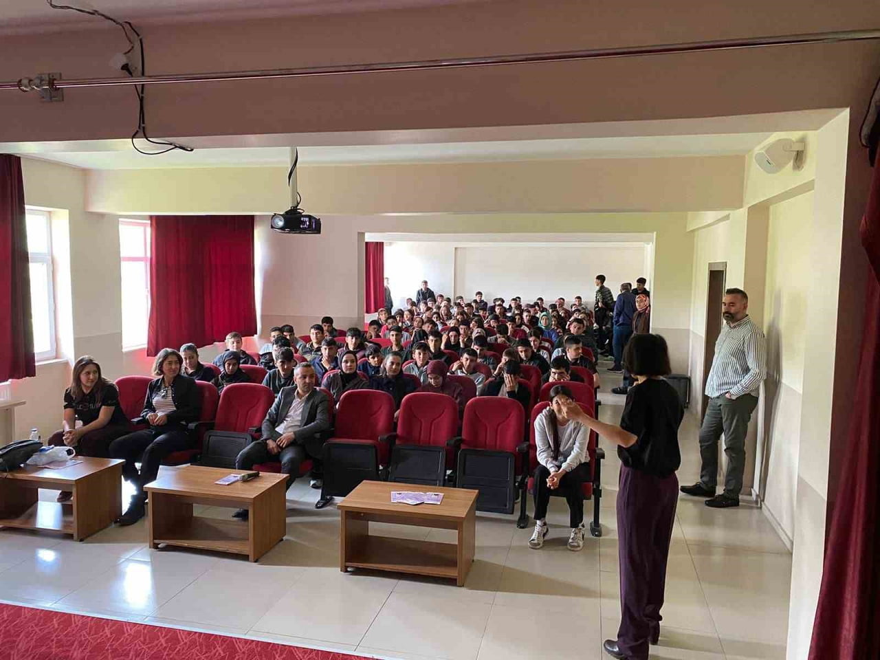 TUNCELİ’NİN ÇEMİŞGEZEK İLÇESİNDE ÖĞRENCİLERE YÖNELİK "AKRAN ZORBALIĞI" KONULU BİLGİLENDİRME...