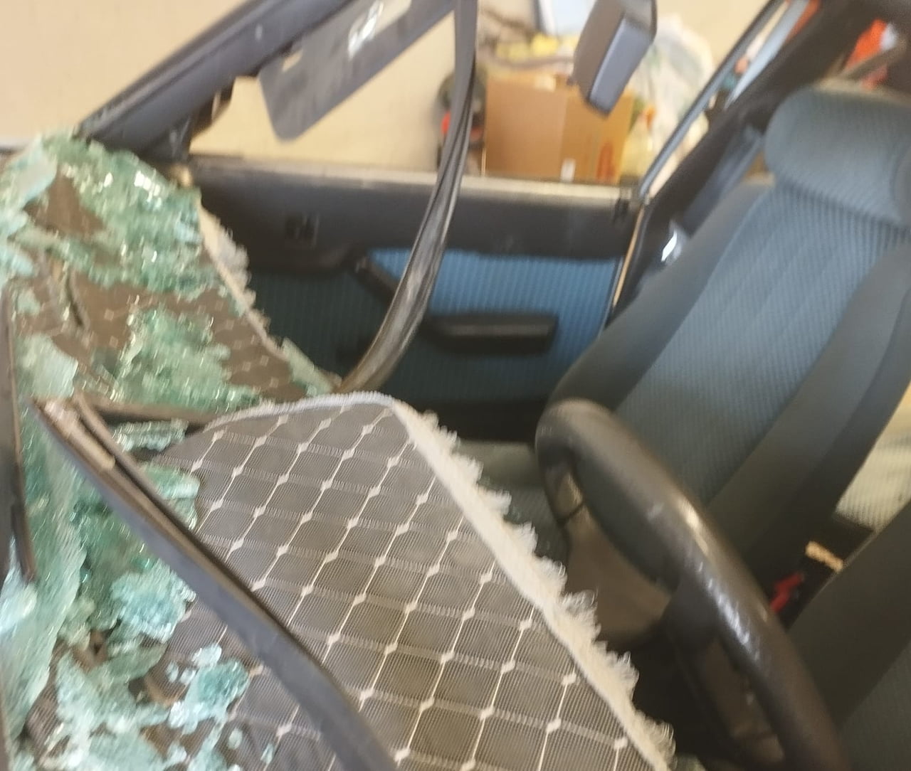TÜNELDE DUVARA ÇARPAN TOFAŞ HURDAYA DÖNDÜ: 3 YARALI