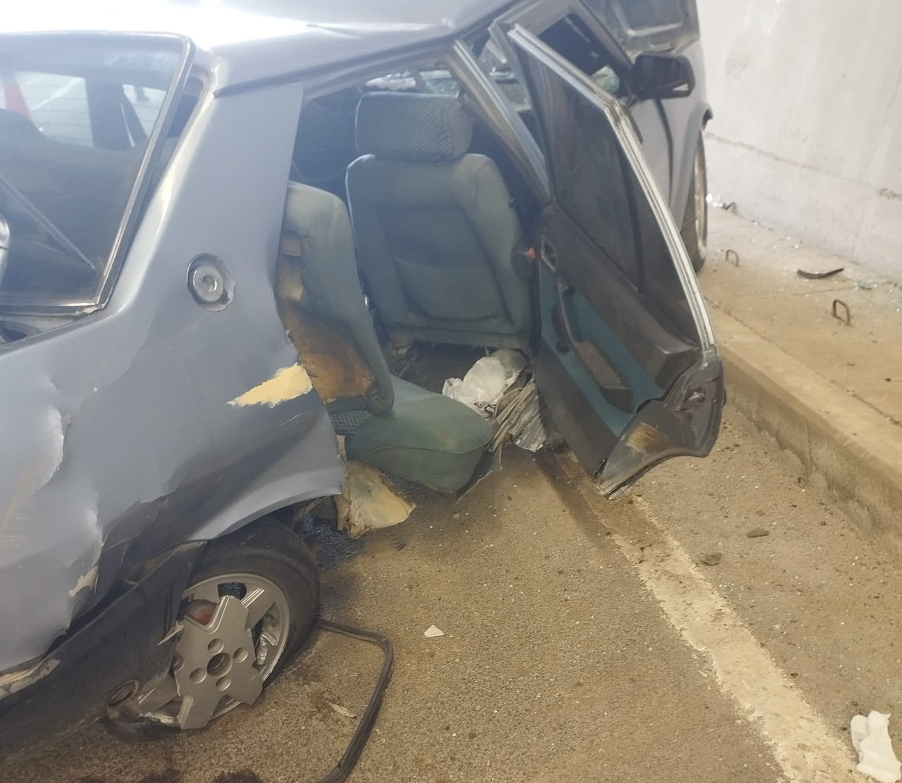 TÜNELDE DUVARA ÇARPAN TOFAŞ HURDAYA DÖNDÜ: 3 YARALI
