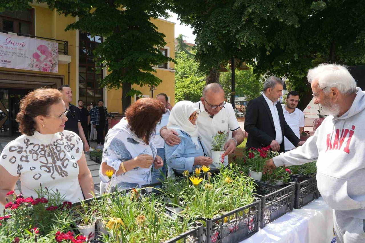 TURGUTLU BELEDİYE BAŞKANI ÇETİN AKIN, ANNELER GÜNÜ DOLAYISIYLA DÜZENLENEN PROGRAMLARDA...