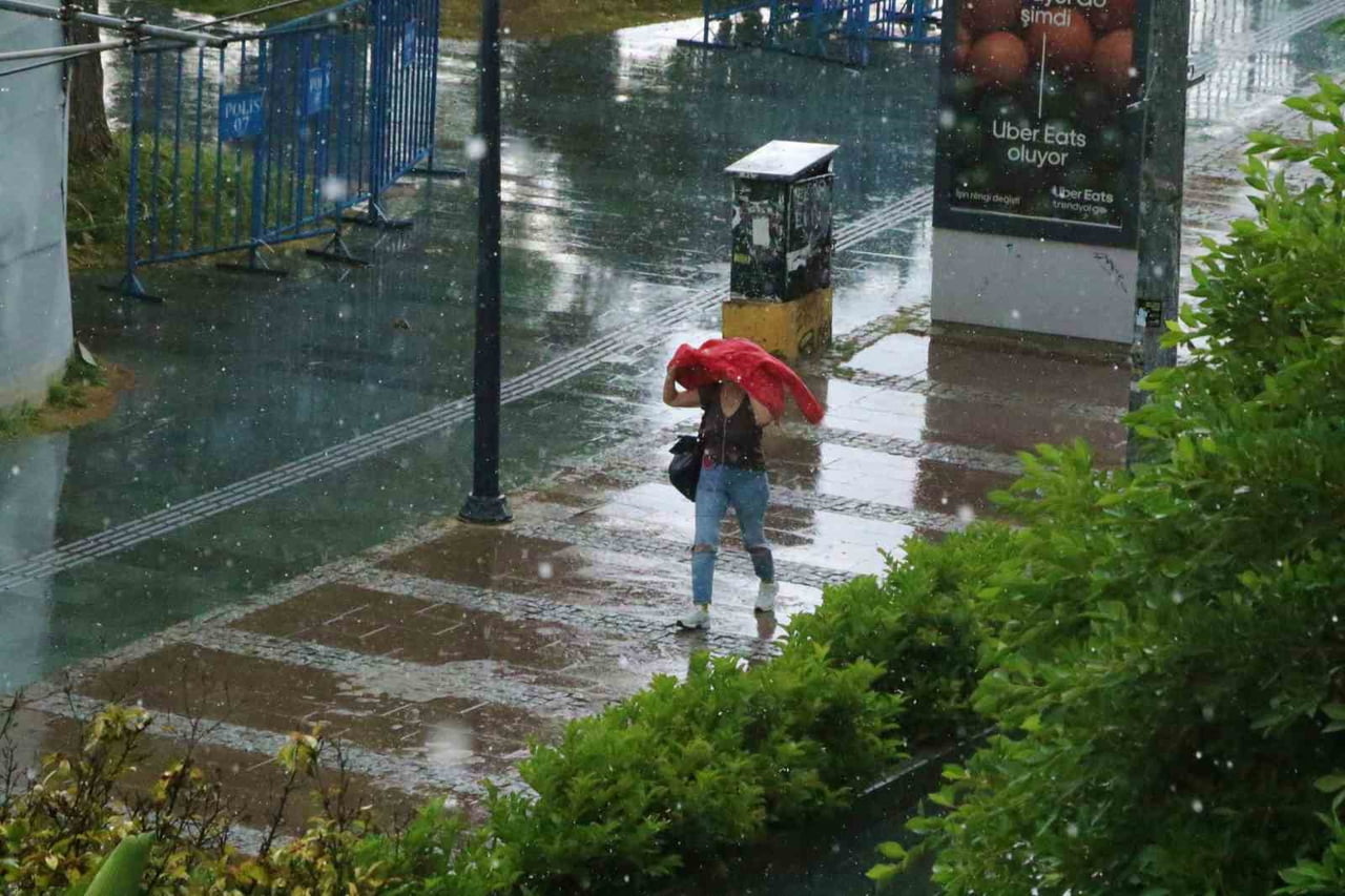 TURİZM KENTİ ANTALYA’DA ANİDEN BASTIRAN SAĞANAK VE DOLU YAĞIŞI, HAZIRLIKSIZ YAKALANAN VATANDAŞLAR...