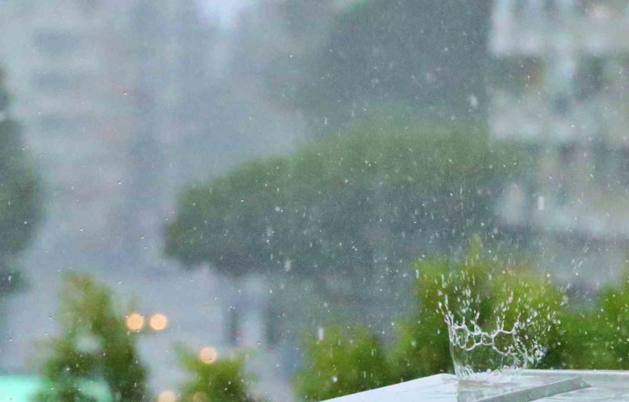 TURİZM KENTİ ANTALYA’DA ANİDEN BASTIRAN SAĞANAK VE DOLU YAĞIŞI, HAZIRLIKSIZ YAKALANAN VATANDAŞLAR...